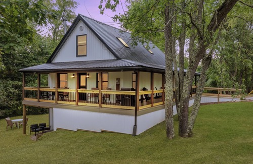 Salesville House | A Touch of Salt Fork. 2 King, 3 Queen, twin bunk beds