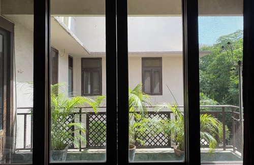 Lajpat Nagar House | A tranquil sojourn in the heart of the city. A spacious duplex with large rooms.