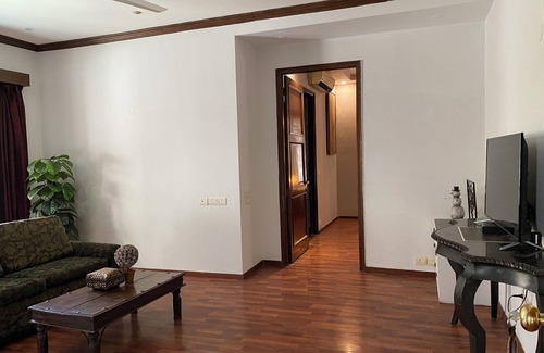 Lajpat Nagar House | A tranquil sojourn in the heart of the city. A spacious duplex with large rooms.