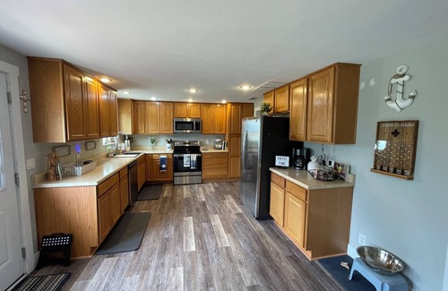 Page House | A W🌊VE From It All! Secure boat storage, huge yard, lots of outdoor games!