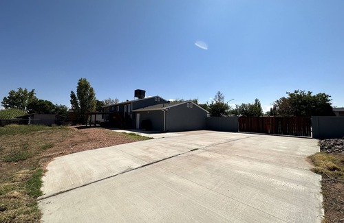 Page House | A W🌊VE From It All! Secure boat storage, huge yard, lots of outdoor games!