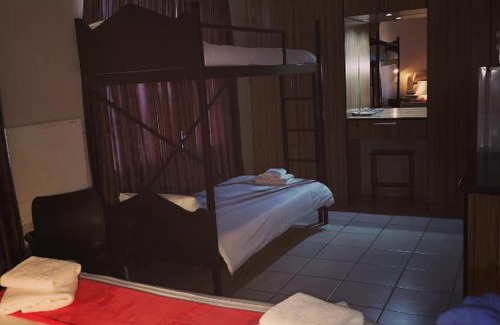 Mookgopong House | AAA Rose Garden Guesthouse