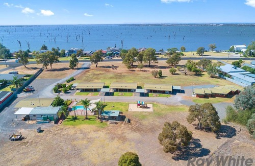 Mulwala Cabin | Aaroona Resort private cabins close to the shores of Lake Mulwala