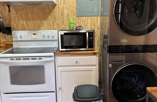 Union Cottage | Abby's Oasis. 1 BR, 1B tiny house with extra sleeping loft