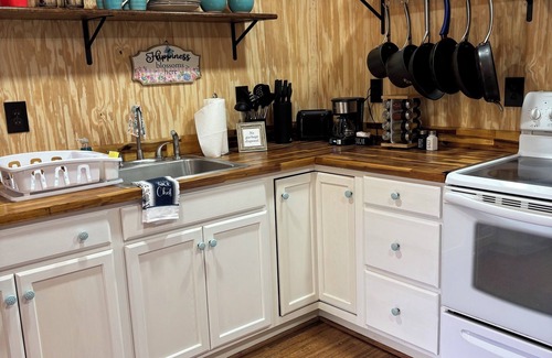 Union Cottage | Abby's Oasis. 1 BR, 1B tiny house with extra sleeping loft