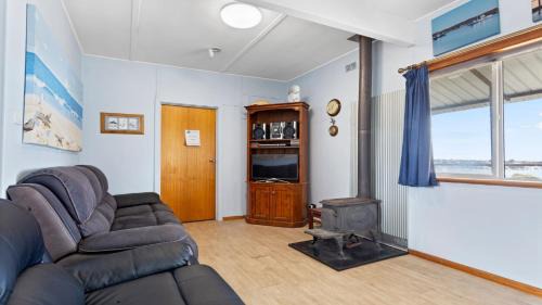 Lake Wangary House | About Windward - Budget Property With Million Views