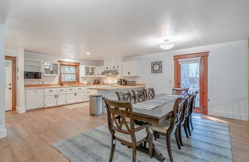 Hathaway Pines Cabin | ABOVE IT ALL - UNIQUE MOUNTAIN RETREAT SLEEPS 15 W/REC ROOM