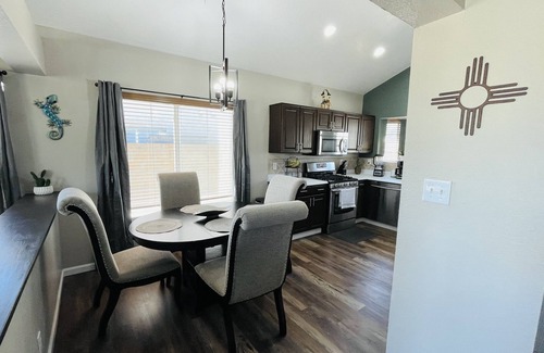 Alban Hills House | ABQ Home Overlooking Mountain- Near Sandia Tramway + Balloon Fiesta