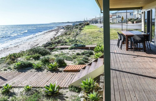 Moorowie House | ABSOLUTE BEACHFRONT AT HARDWICKE BAY