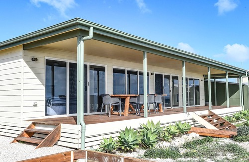 Moorowie House | ABSOLUTE BEACHFRONT AT HARDWICKE BAY