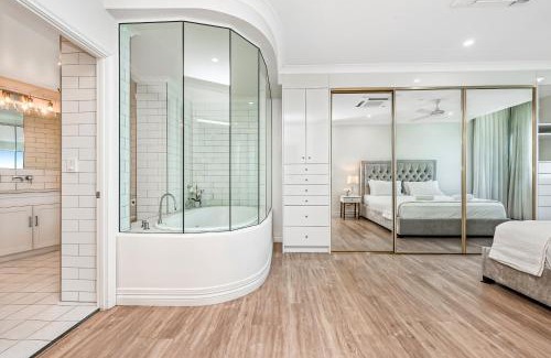 Townsville Apartment | Absolute Luxury on the Marina Oceanfront Modern Penthouse with Panoramic Views