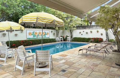 Enseada House | AC - Piscina - 1 Suite com banheiro - 200m do mar