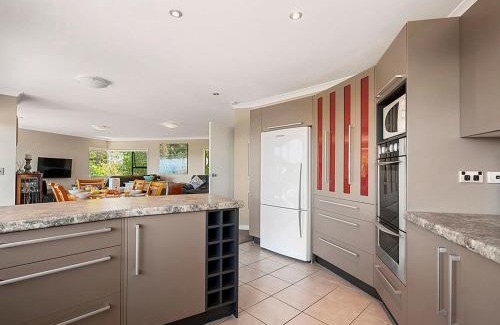Taupo House | Acacia Bay Getaway - Lake Taupo Holiday Home