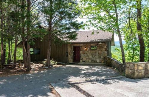 Gatlinburg - Pigeon Forge House | Access to 3 pools & pickleball! View! Shuffleboard! Arcade! Hot Tub!
