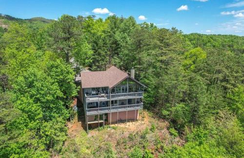 Gatlinburg - Pigeon Forge House | Access to 3 pools & pickleball! View! Shuffleboard! Arcade! Hot Tub!