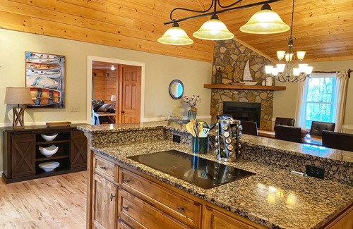 Wiley House | Access to Lake Burton, jacuzzi, pet friendly, 5 min to LaPrade’s marina