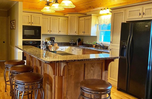 Wiley House | Access to Lake Burton, jacuzzi, pet friendly, 5 min to LaPrade’s marina