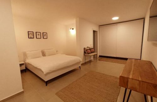 Rosh Pinna Apartment | Accommodation at Miss Daisy - להתארח אצל מיס דייזי