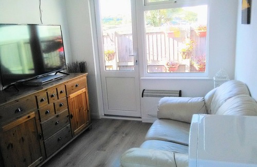 West Bay House | Accommodation for a couple, just a short walk from the beaches and harbour.