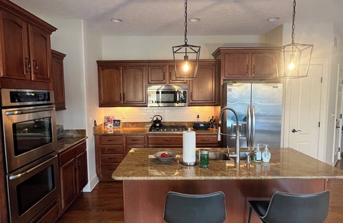 Notre Dame Condo | Accross the street from Notre Dame - Spacious 5-bedroom Condo in Stadium Village