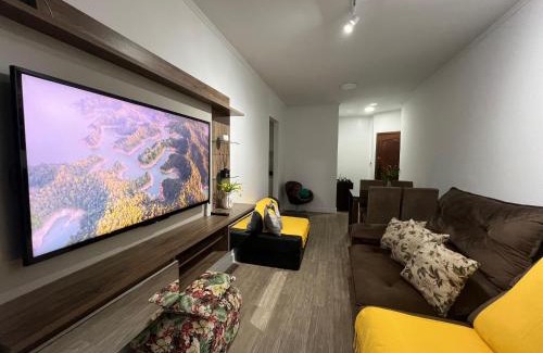 Canto do Forte Apartment | Aconchego no Canto do Forte - Ar Condicionados - Tvs Grandes - Wi-fi e Estacionamento Incluso!