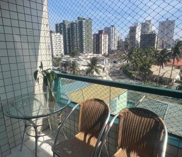 Canto do Forte Apartment | Aconchego no Canto do Forte - Ar Condicionados - Tvs Grandes - Wi-fi e Estacionamento Incluso!