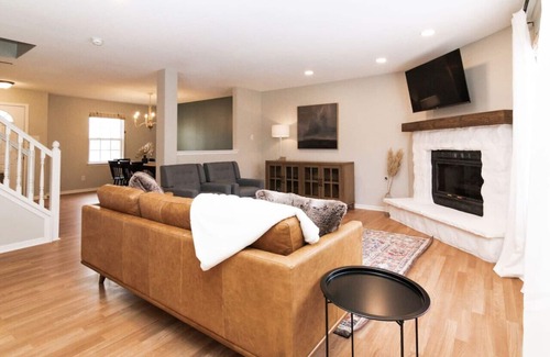 Noblesville House | Acoustic Oasis- RUOFF Music & POOL TABLE sleeps 10