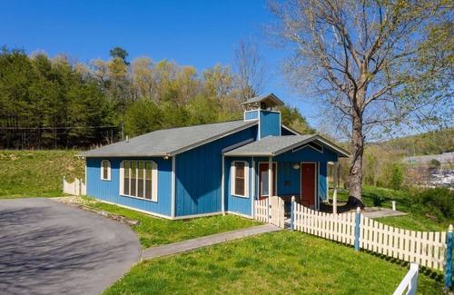 Pigeon Forge Cottage | Across from Dollywood w/FREE Dollywood ticket, pets ok w/fee, arcade, hot tub