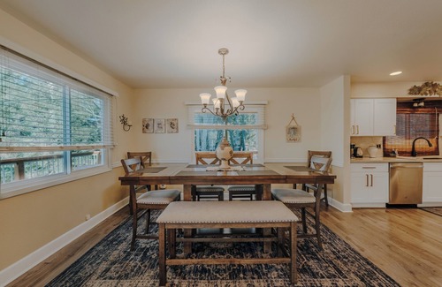 Big Bear Lake Cabin | ACROSS FROM LAKE! 230 FIVE STAR REVIEWS! JACUZZI, POOL TABLE, PACMAN, EV CHARGER