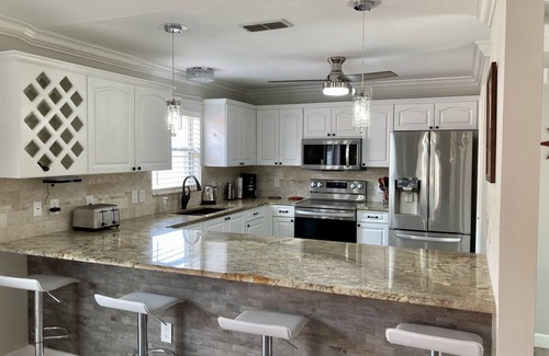 The Villages House | Across from Tierra del Sol pub, pool, sports & golf!