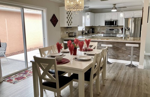 The Villages House | Across from Tierra del Sol pub, pool, sports & golf!