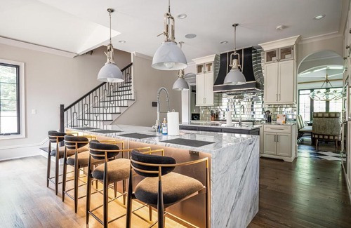 Southwestern House | Adams Mansion, 10K Sqft, 7BD/7BA, 15min to Airport