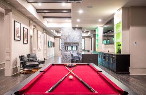 Southwestern House | Adams Mansion, 10K Sqft, 7BD/7BA, 15min to Airport