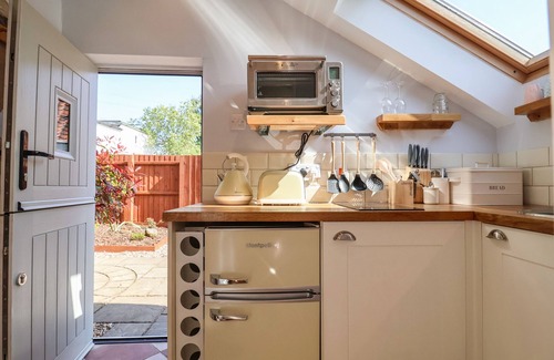 Woodbridge Cottage | ADMIRAL COTTAGE, pet friendly, with a garden in Snape, Suffolk