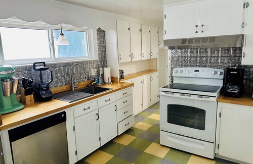 Ludington House | Adorable, “ Beach View Cottage” Lake Michigan views! Best location!