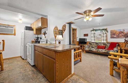 Rapid City Cabin | Adorable Cabin Thirty Minutes from Mt Rushmore - Super Clean Cabin On Canyon Lake Thirty Minutes from Mt Rushmore