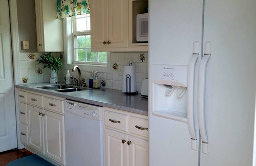 Young Harris Cottage | Adorable & Centrally Located Guest Cottage with Pool Access