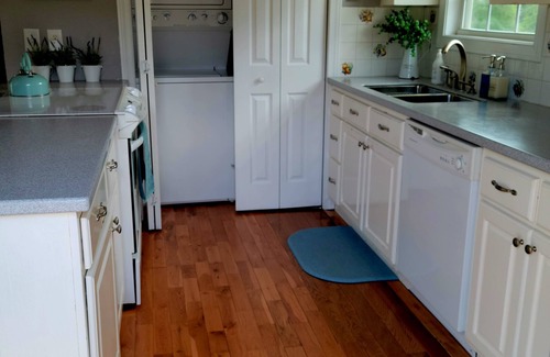 Young Harris Cottage | Adorable & Centrally Located Guest Cottage with Pool Access