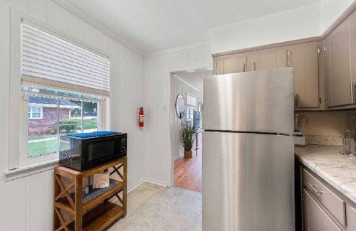 East Point Cottage | Adorable & Chic in South Atlanta/East Point with Hi speed wifi for remote work