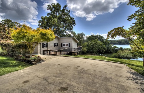 Dandridge House | Adorable Cottage with lake view.
