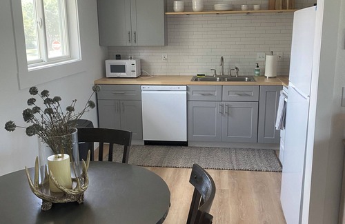 Bozeman Apartment | Adorable Duplex just one mile from Bozeman airport. 2-bedroom with 1 bath. 🛁