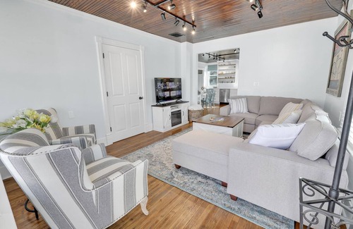 Pella House | Adorable Little Yellow House, Prime Location! Downtown Pella, IA