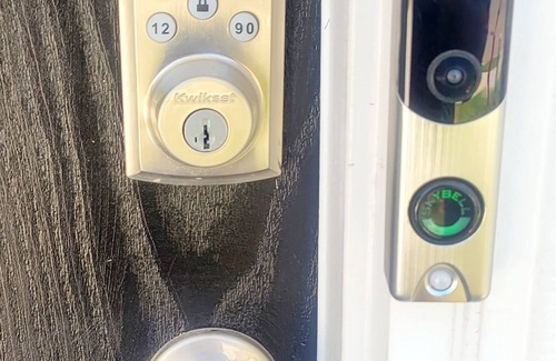 Hoschton House | Adorable & Luxurious Happy Haven with queen bed.Suitable for Professionals.