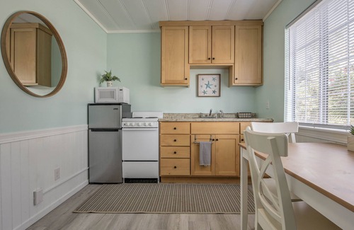 Walnut Grove Cottage | Adorable One Bedroom Cottage along the Sacramento River