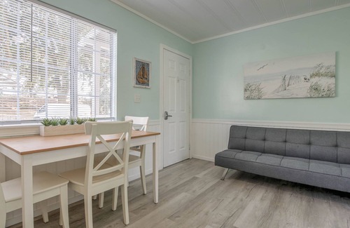Walnut Grove Cottage | Adorable One Bedroom Cottage along the Sacramento River