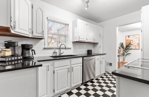 Roeland Park House | Adorable Roeland Park Ranch + Pet Friendly!