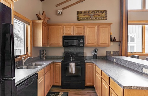 Big Horn Condo | Adorable Slopeside Chalet | Ski-In/Out | Cozy Fireplace| Walk to Resort