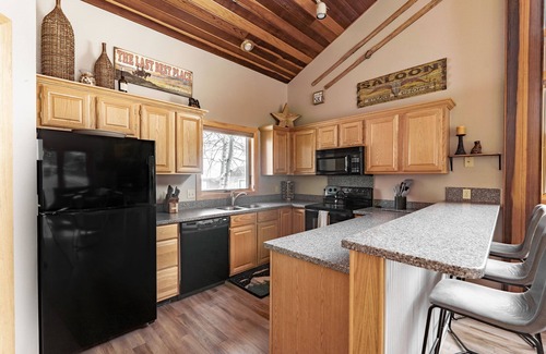 Big Horn Condo | Adorable Slopeside Chalet | Ski-In/Out | Cozy Fireplace| Walk to Resort