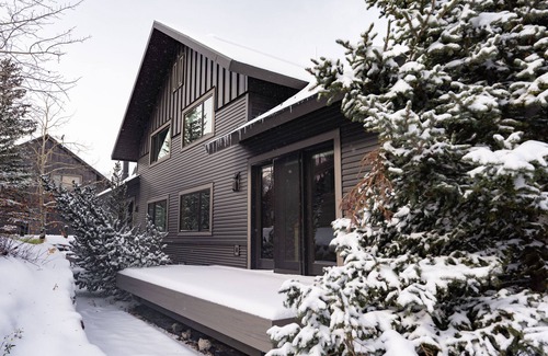 Big Horn Condo | Adorable Slopeside Chalet | Ski-In/Out | Cozy Fireplace| Walk to Resort