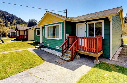 Orick Apartment | Adorable Studio Suite Near State Parks w/ Free WiFi, Microwave, and Minifridge!